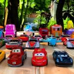 救急車(ミニカー)たちが坂道走る。緊急走行テスト。サイレン鳴る」はたらくくるま トミカ