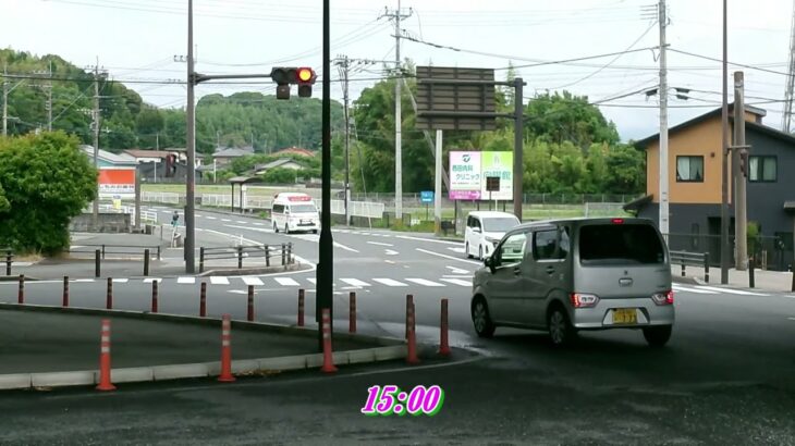 救急車2台 飯塚市の県道飯塚・山田線上三緒団地入口交差点を緊急走行