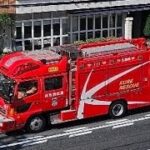 消防車2台　パトカー　緊急走行