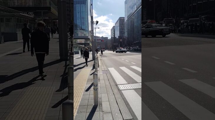 【交差点を走り抜けるパトカー】博多駅前_20260109　博多