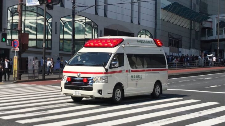 【緊急走行】交差点を直進する救急車。東京消防庁　新宿A1