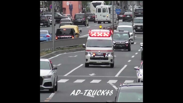 大通りを命を救う救急車が緊急走行で現場へ向かう