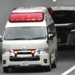 🚨🚨🚨緊急走行の救急車にピッタリついて走るアルファード😳😳😳 #救急車 #緊急走行 #大阪市消防局 #サイレン