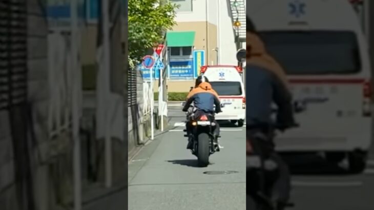 交差点を左折するアクティビーコン搭載ハイメディック救急車【善行救急隊・藤沢市消防局】