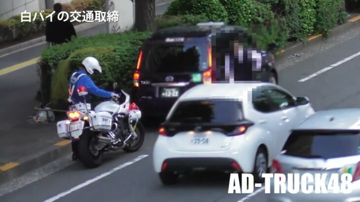 急いでるから？白バイの前で大胆に黄色線を車線変更するタクシー！見逃さないよね…緊急走行