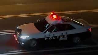パトカー2台　緊急走行