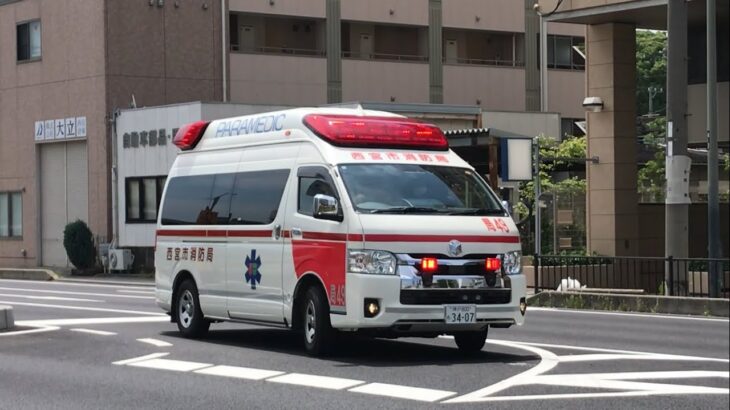 【緊急走行】交差点を右折する救急車。西宮市消防局　局49