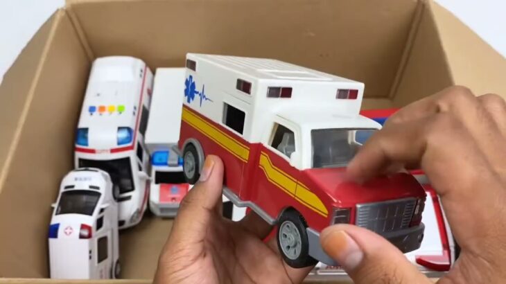 救急車のミニカーが箱に並びました。チェック、坂道を緊急走行テスト☆Ambulance Toy Run Down The Slope. Emergency Drive Test