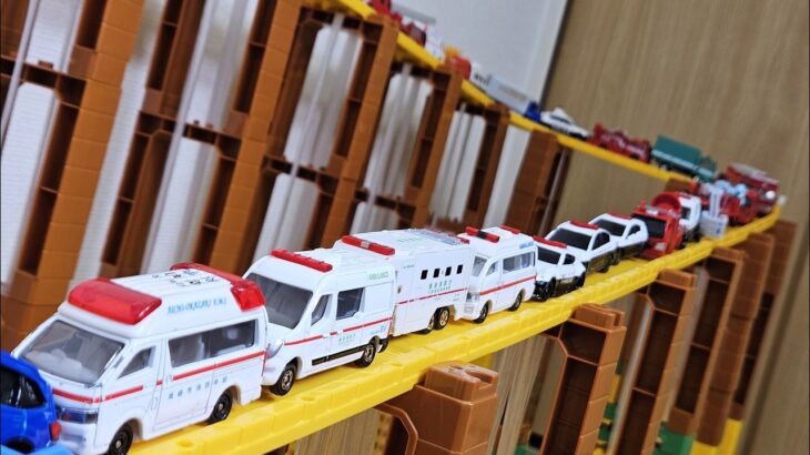 トミカ☆緊急車両のトミカをトミカシステムの坂道で走らせてみた！走行テスト！ Emergency Vehicles TOMICA Cars Drive A Steep Hill!! Drive Test