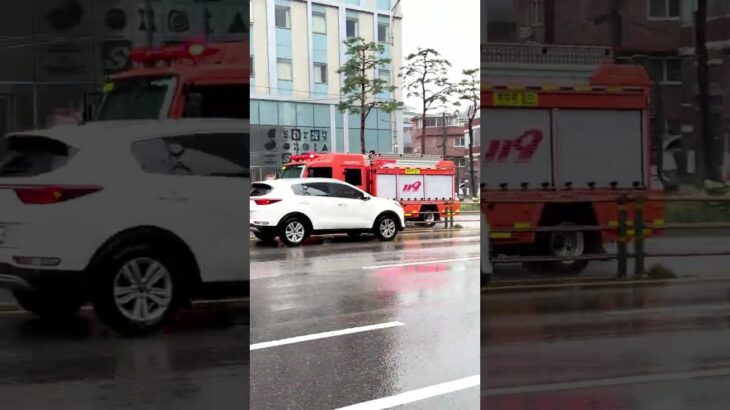 【雨の東大門】出動する消防車！ / Fire Truck Dispatch on Rainy Day in Dongdaemun #Shorts