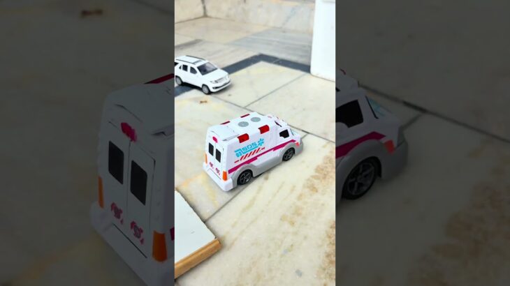 ミニチュア救急車も走っています。サイレン鳴り響くミニスロープで緊急走行テスト！Miniature Ambulance Car Emergency Run on Minislope!