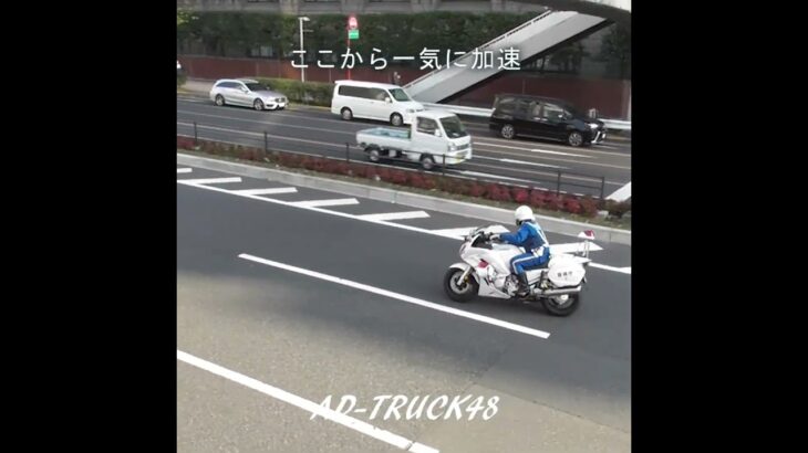 華麗にUターンを決めたMINIに悲劇が…白バイFJRに緊急走行で追われる