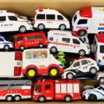 救急車（ミニカー）たちが坂道走る。緊急走行テスト。サイレン鳴る｜はたらくくるま トミカ