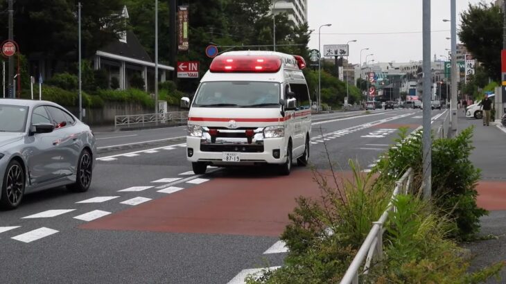 救急車、信号待ちの車に配慮