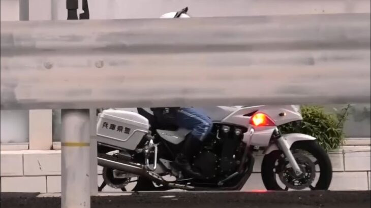 😳😳😳白バイが違反車を捕まえて誘導していました😳😳😳 #白バイ #兵庫県警 #違反車