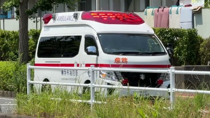 減光モードで停車中 可変ビーコン搭載パラメディック救急車【栄救急隊・横浜市消防局】