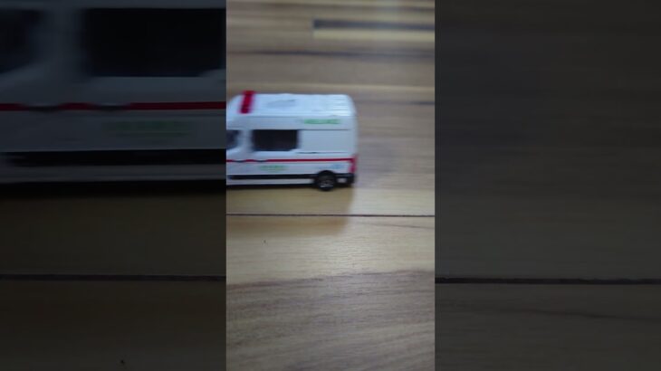 緊急車両が大集合！🚓🚑🚒 パトカー・救急車・消防車10台が出動！ | Toy Cars #Shorts