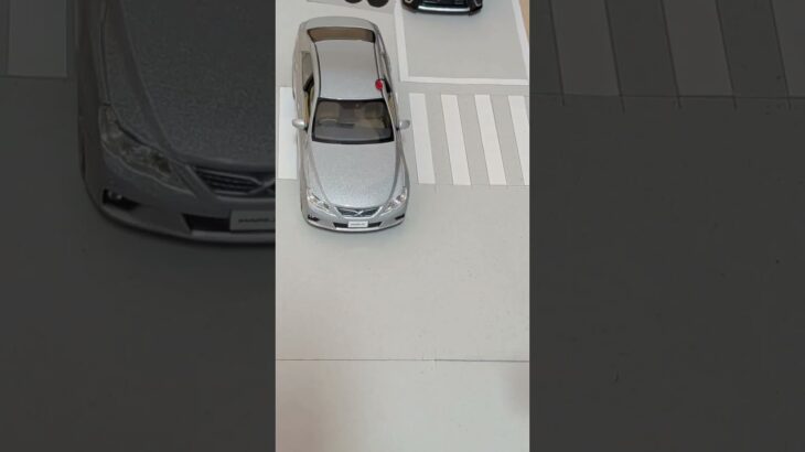 トヨタカラーサンプルミニカー130系マーク X前期型覆面パトカー緊急走行