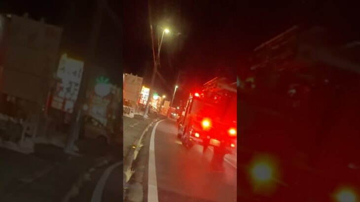 警鐘を鳴らし火災現場へ緊急走行する2台の消防車【大和市消防本部】
