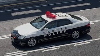 パトカー2台　緊急走行