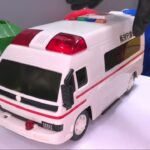 救急車（ミニカー）たちが坂道走る。緊急走行テスト。サイレン鳴る｜はたらくくるま トミカ 85
