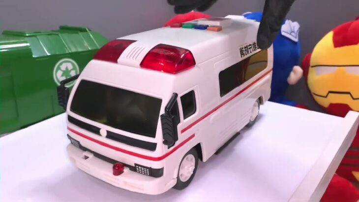 救急車（ミニカー）たちが坂道走る。緊急走行テスト。サイレン鳴る｜はたらくくるま トミカ 85