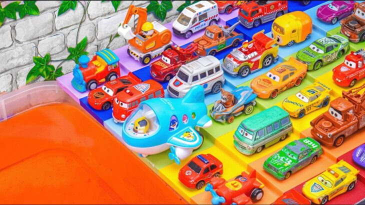 たくさんの救急車とパトカーのミニカーを箱からどんどん出す。緊急走行テスト｜Ambulance & Police Minicars Running! Emergency Slope Drive Test