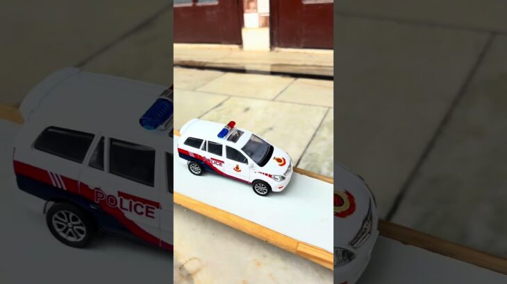 救急車のミニカーが箱に並びました。チェック、坂道を緊急走行テスト☆Ambulance Toy Run Down The Slope. Emergency Drive Test