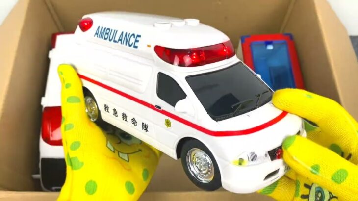 救急車のミニカーが箱に並びました。チェック、坂道を緊急走行テスト☆Ambulance Toy Run Down The Slope. Emergency Drive Test