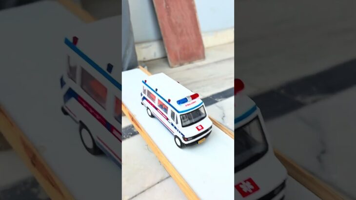 救急車のミニカーが箱に大集合！チェック、坂道を緊急走行テスト☆Ambulance Toy Run Down The Slope. Emergency Drive Test