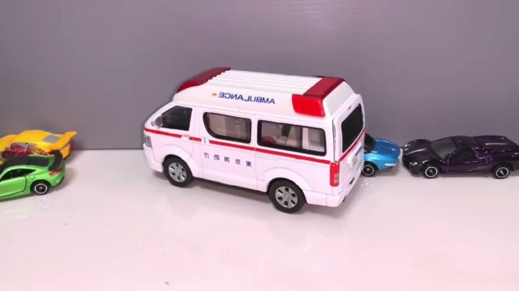 救急車のミニカー走る☆緊急走行テスト☆坂道走る｜ Ambulance miniature car runs! Emergensy driving test