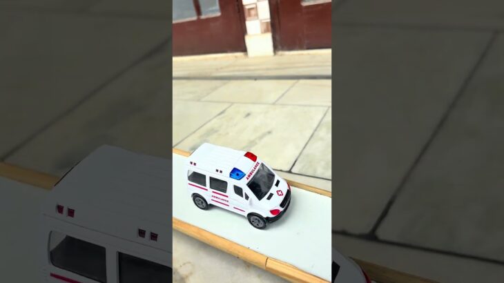 救急車のミニカー走る！坂道走行！緊急走行テスト｜Ambulance miniature car runs in an emergency on a slope! Storing toy in box!