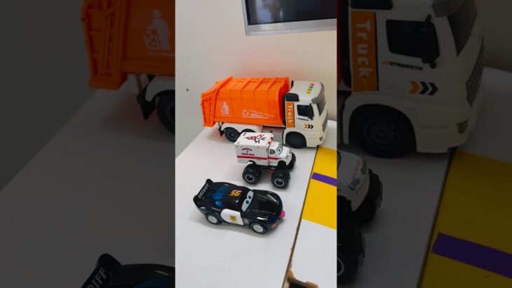 救急車のミニカー走る！緊急走行テスト。坂道走る☆Ambulance minicar runs in an emergency! Slope driving test