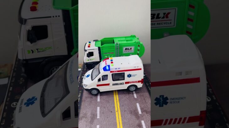 救急車のミニカー走る！緊急走行テスト。坂道走る☆Ambulance minicar runs in an emergency! Slope driving test