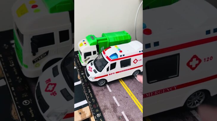 救急車のミニカー走る！緊急走行テスト。坂道走る☆Ambulance minicar runs in an emergency! Slope driving test