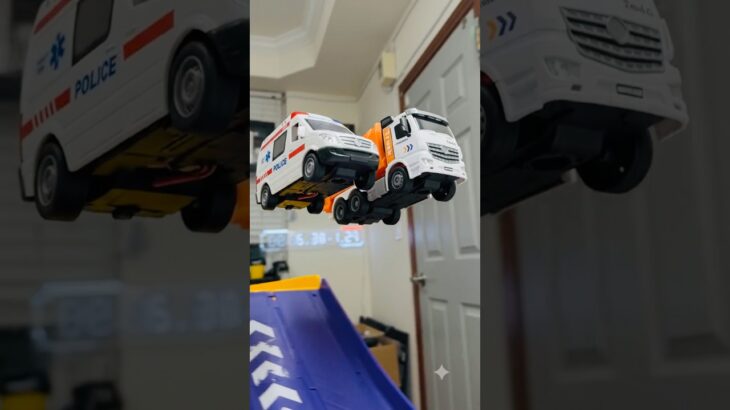 救急車のミニカー走る！緊急走行テスト。坂道走る☆Ambulance minicar runs in an emergency! Slope driving test
