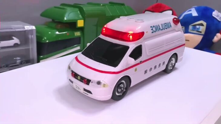救急車のミニカーが走ります！サイレンありで坂道走行☆緊急走行｜Ambulance minicar runs in an emergency with sirens!