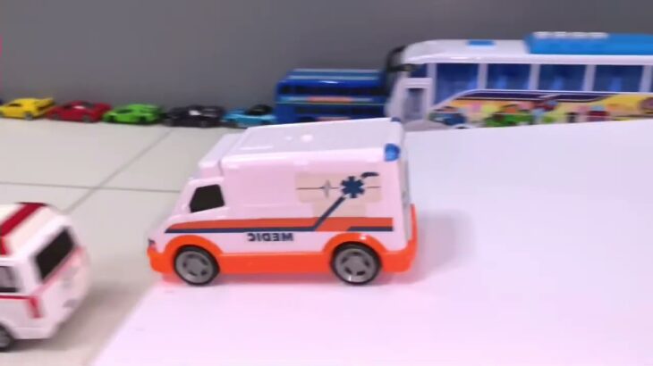 救急車のミニカー走る！緊急走行テスト！坂道走行です☆ Ambulance minicar runs in an emergency with sirens sounding! 15