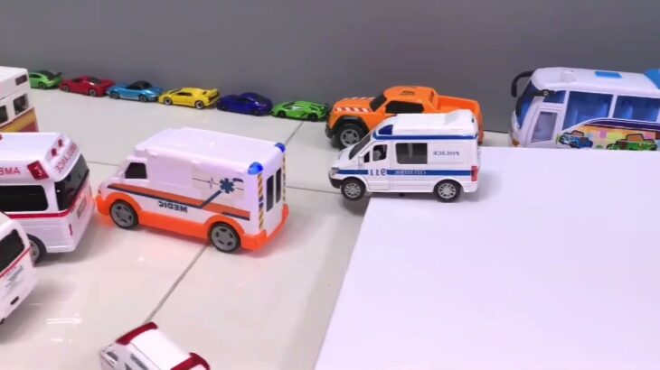 救急車のミニカー走る！緊急走行テスト！坂道走行です☆ Ambulance minicar runs in an emergency with sirens sounding! 26