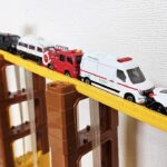 トミカ☆緊急車両のミニカーがコンボイから坂道を走る！坂道走行試験！ Emergency Miniature Cars Tomica Drive A Steep Hill!! Drive Test