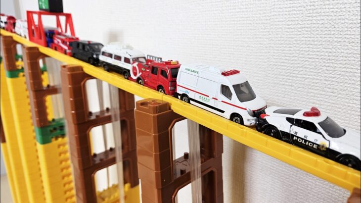 トミカ☆緊急車両のミニカーがコンボイから坂道を走る！坂道走行試験！ Emergency Miniature Cars Tomica Drive A Steep Hill!! Drive Test
