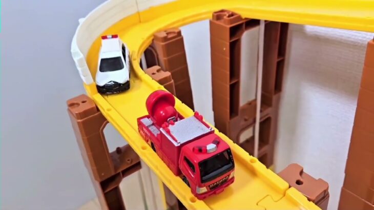 トミカ☆緊急車両のミニカーがコンボイから坂道を走る！坂道走行試験！ Emergency Miniature Cars Tomica Drive A Steep Hill!! Drive Test93