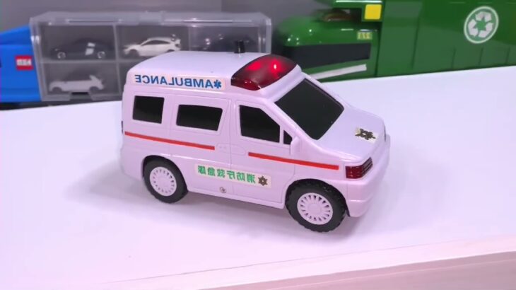 救急車（ミニカー）たちが坂道走る。緊急走行テスト。サイレン鳴る｜はたらくくるま トミカ☆Miniature ambulances drive up a hill.