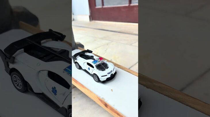 救急車（ミニカー）たちが坂道走る。緊急走行テスト。サイレン鳴る トミカMiniature ambulances drive up a hill. Emergency driving test. #02