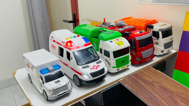 救急車（ミニカー）たちが坂道走る。緊急走行テスト。サイレン鳴る トミカMiniature ambulances drive up a hill. Emergency driving test.
