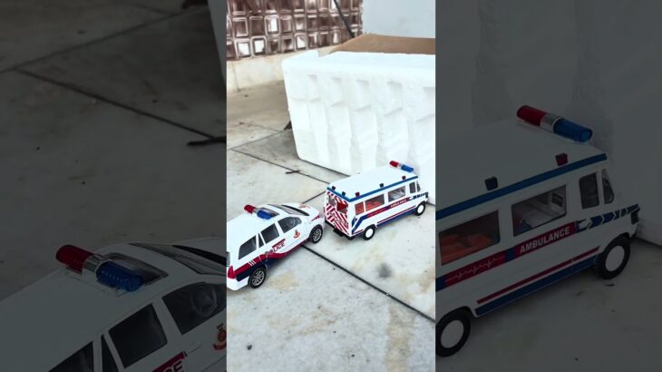 救急車（ミニカー）たちが坂道走る。緊急走行テスト。サイレン鳴る トミカMiniature ambulances drive up a hill. Emergency driving test.