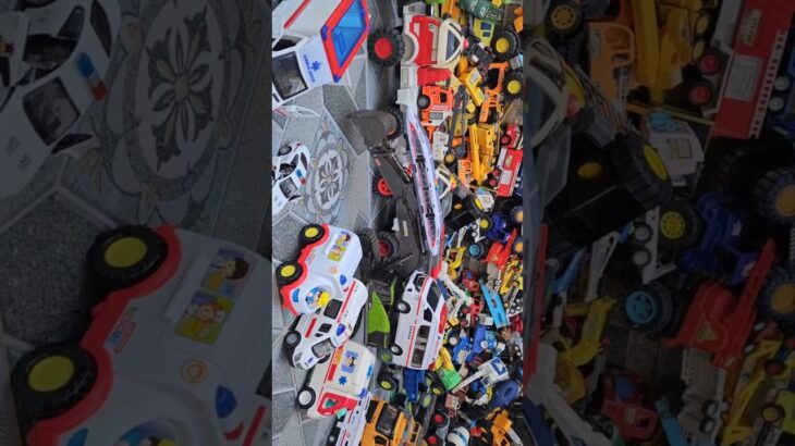 救急車（ミニカー）たちが坂道走る。緊急走行テスト。サイレン鳴る トミカMiniature ambulances drive up a hill. Emergency driving test.