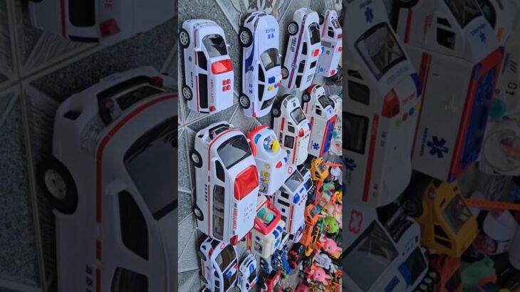 救急車（ミニカー）たちが坂道走る。緊急走行テスト。サイレン鳴る トミカMiniature ambulances drive up a hill. Emergency driving test.