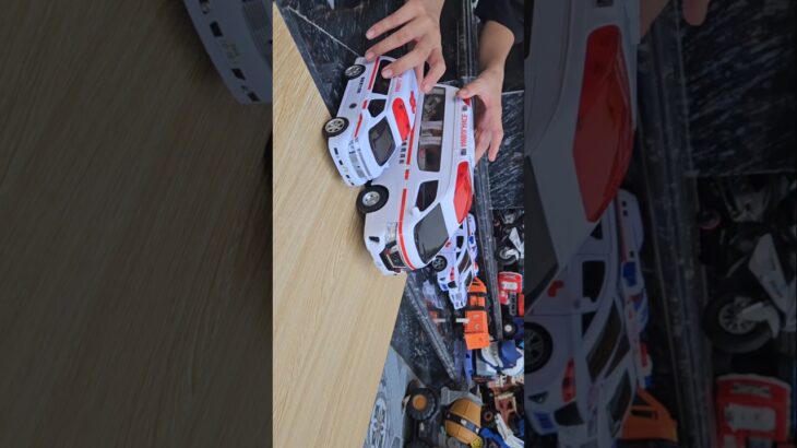 救急車（ミニカー）たちが坂道走る。緊急走行テスト。サイレン鳴る トミカMiniature ambulances drive up a hill. Emergency driving test.