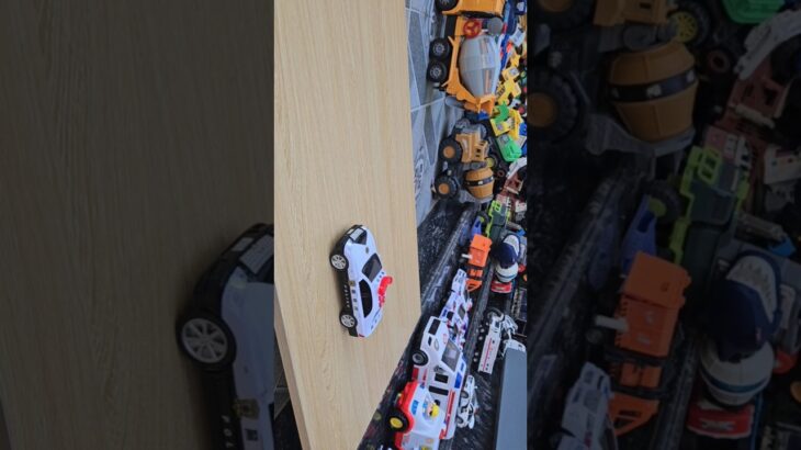 救急車(ミニカー)たちが坂道走る。緊急走行テスト。サイレン鳴る トミカMiniature ambulances drive up a hill. Emergency driving test.,
